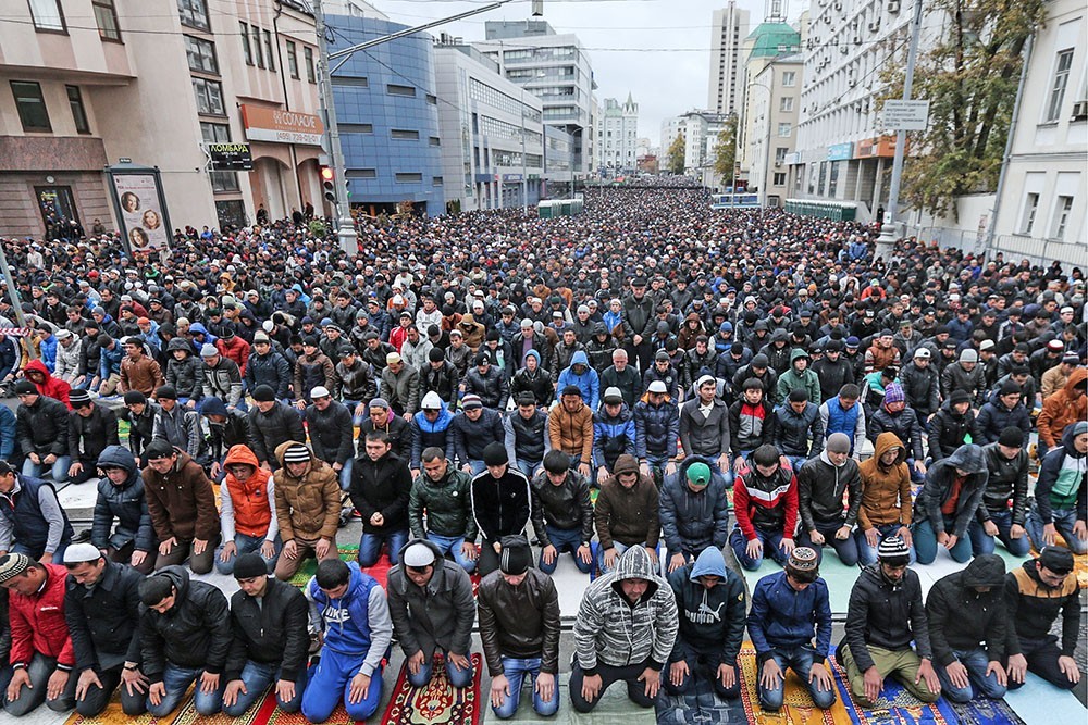 Rusya'da Müslümanlar bayram namazına akın etti