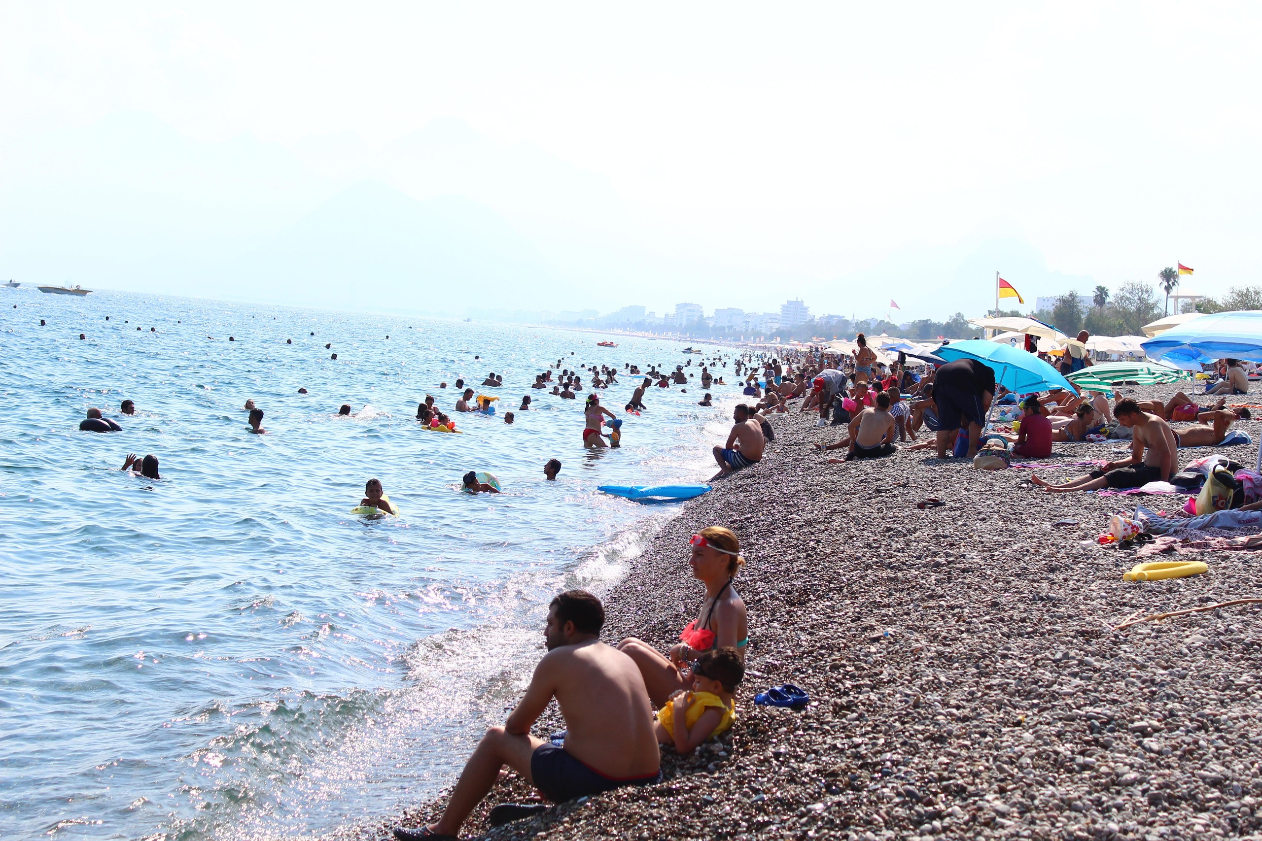 Antalya sahillerinde plajlar rezervasyonla yapıldı