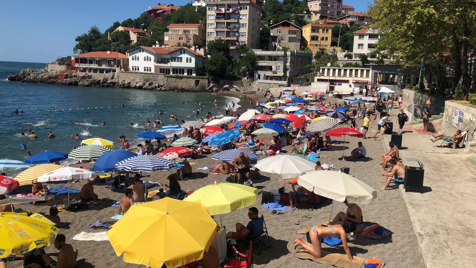 Zonguldak'ta Sıcaktan bunalan vatandaşlar plajlara akın etti