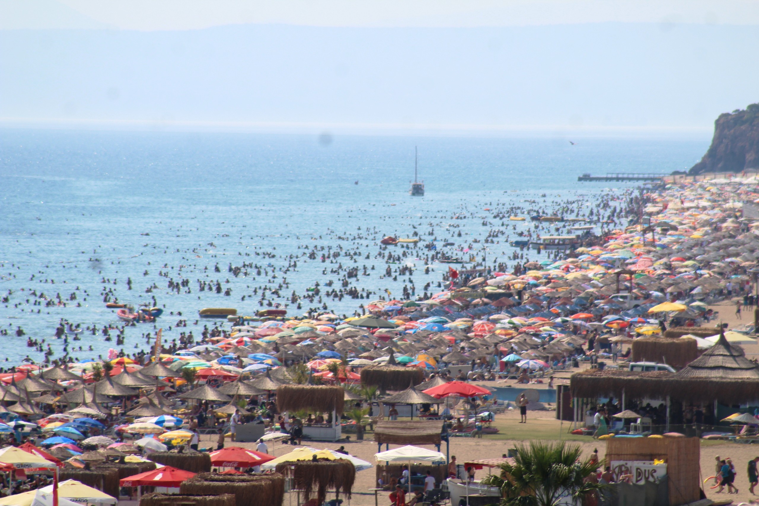 Balıkesir'in Ayvalık ilçesindeki dünyaca ünlü Sarımsaklı Plajları, Kurban Bayramı dolayısıyla binlerce turisti ağırlıyor. 