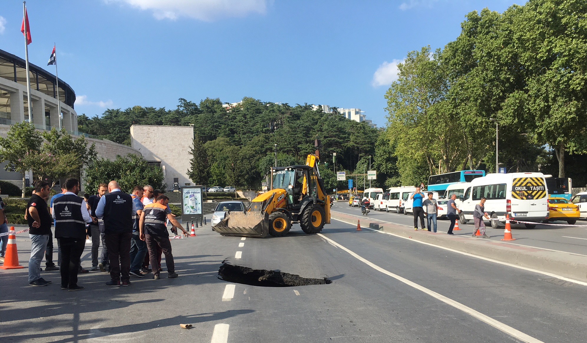 Dolmabahçe'de yol çöktü 3