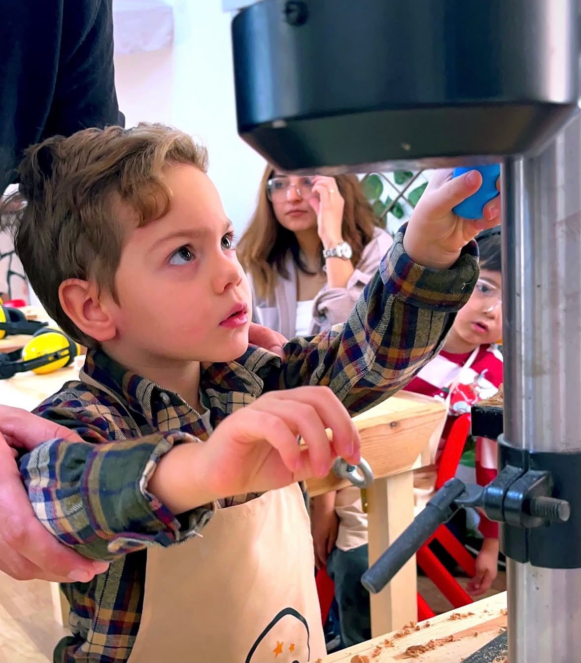 Marangoz Kids Akademi eğitim programında gerçek ahşapla çalışan çocuk