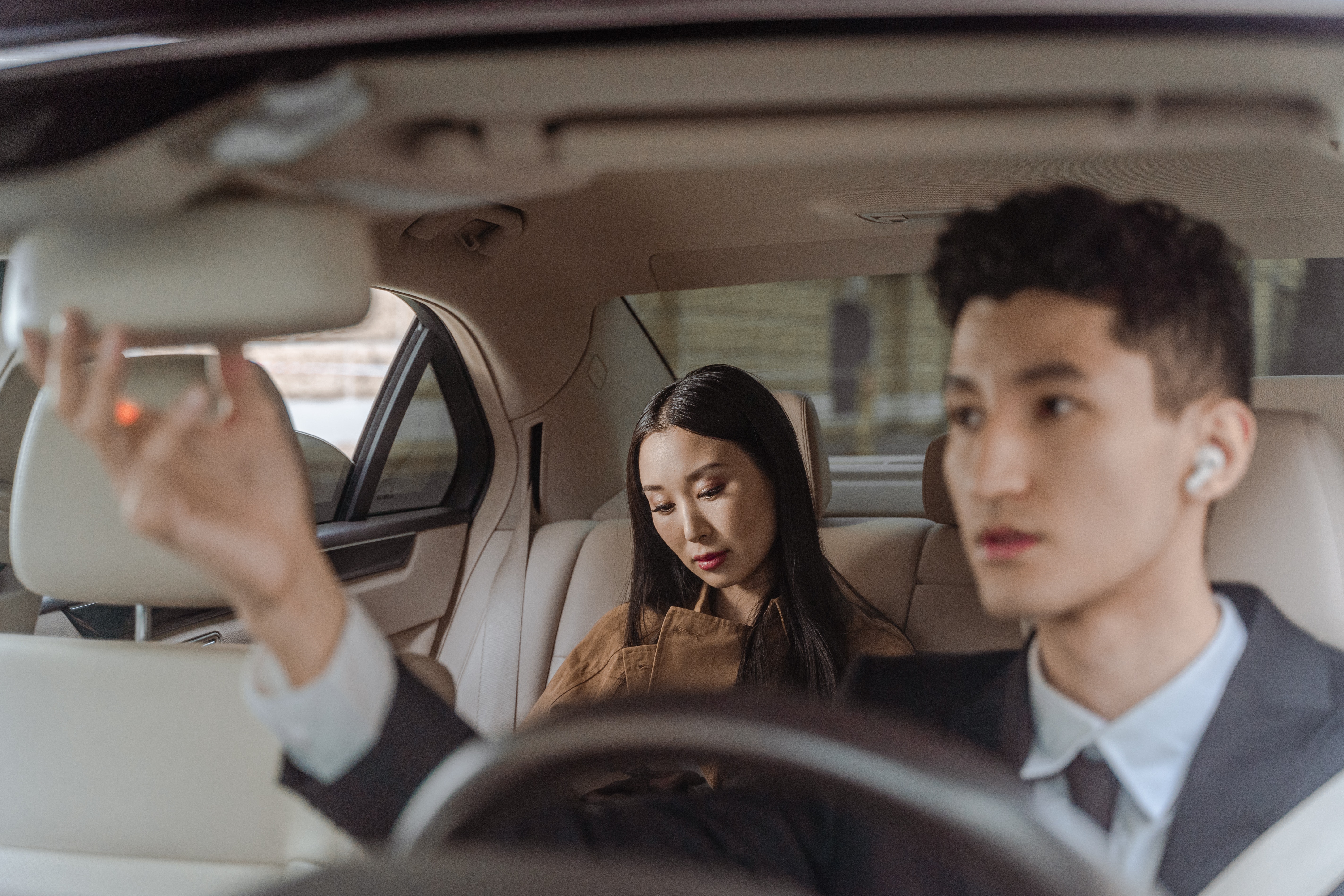 #7 Reasons People Hire a Chauffeur to Drive Them Around