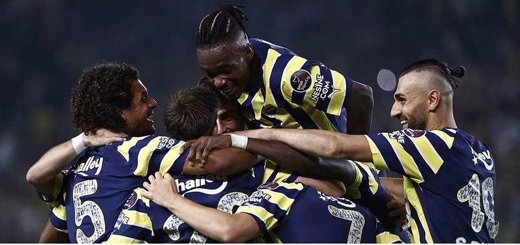 Lider Fenerbahçe : Fenerbahçe 4-2 Adana Demirspor