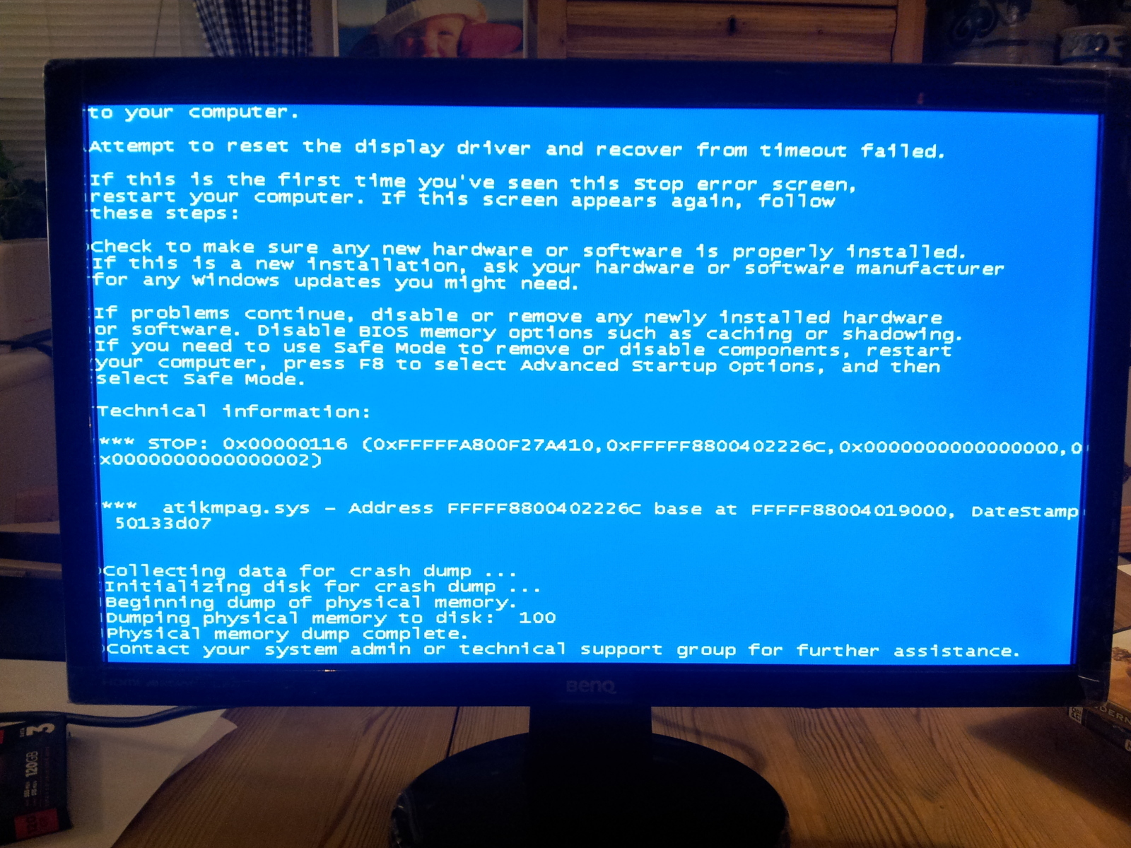 Вылез синий экран смерти. Синий экран на компьютере. Синий экран Windows. Экран смерти на компьютере. Синий экран монитора.