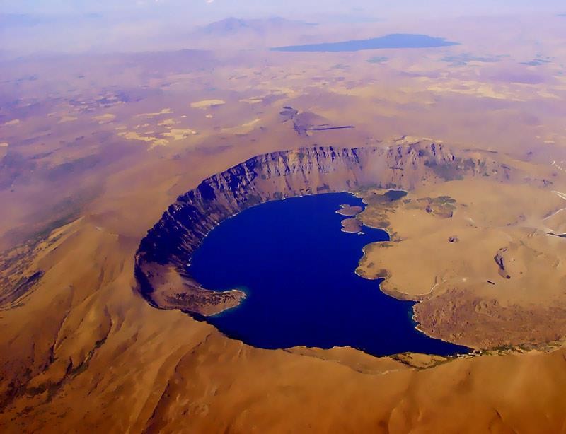 Озеро верна. Немрут вулкан. Nemrut кратер. Вулкан Немрут Турция. Озеро Немрут.