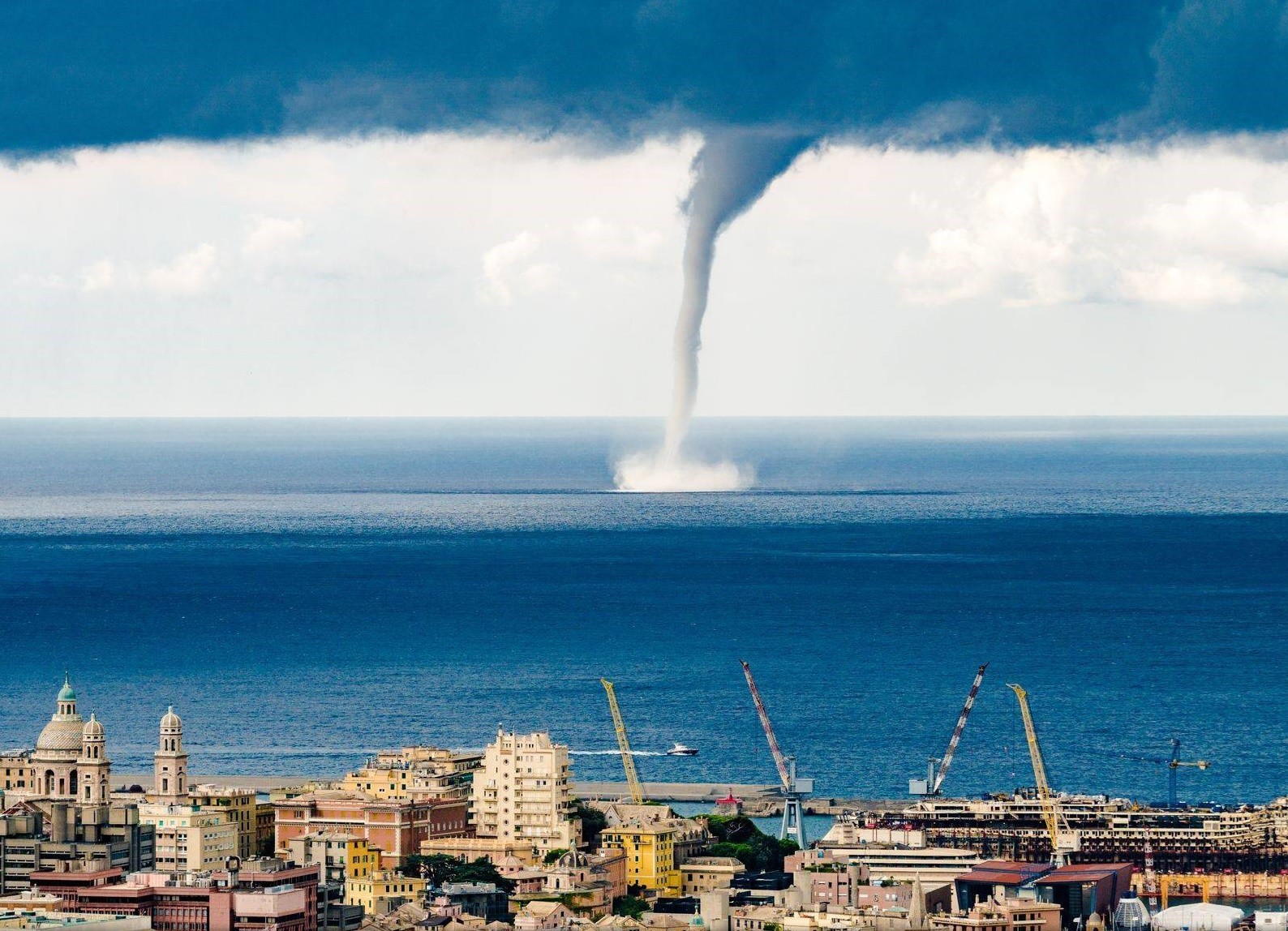 Фото смерча на воде