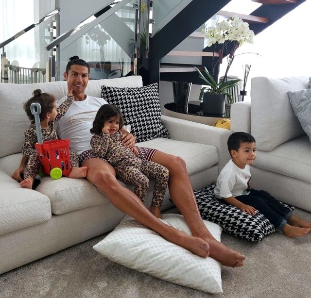 Ronaldo, Dybala'nn koronavirs testinin yine pozitif kmasnn ardndan talya'ya dnmeyi erteledi