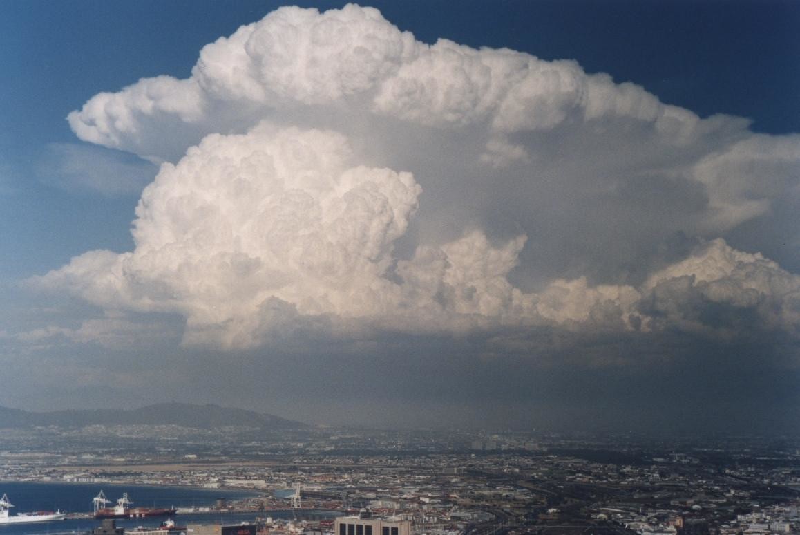 Кучево дождевые облака. Кучево-дождевые cumulonimbus. Кучеводождевыеые облака. Кучевые дождевые облака. Кумулус Нимбус.