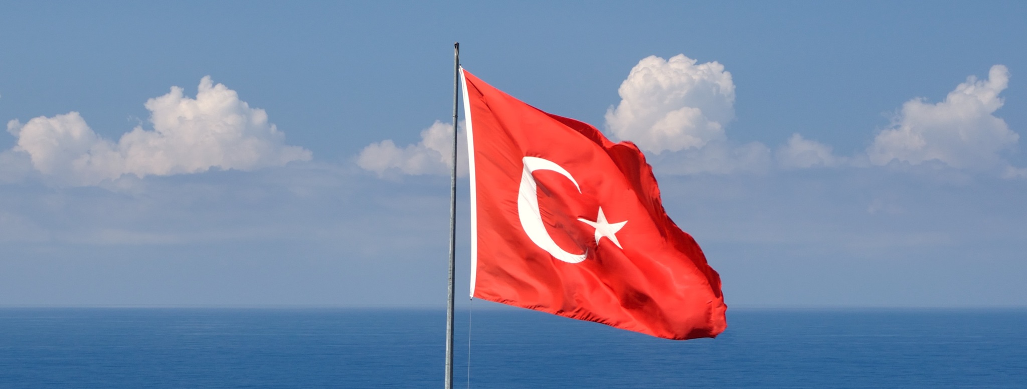 Фото турецкого флага на фоне моря