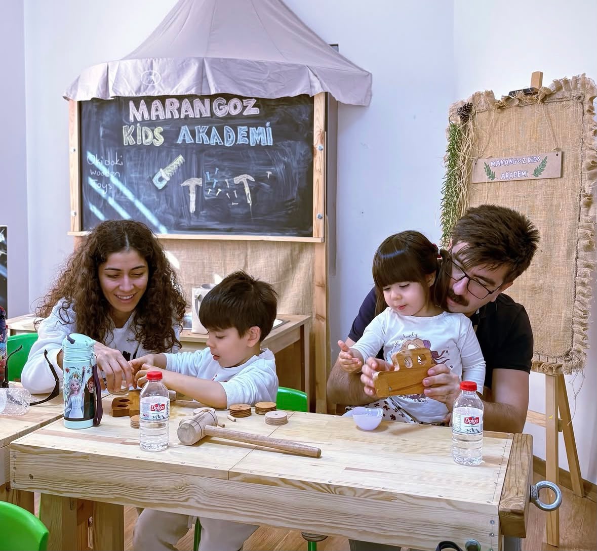 Marangoz Kids Akademi çocuk ahşap atölyesinde üretim yapan çocuklar ve aile katılımı