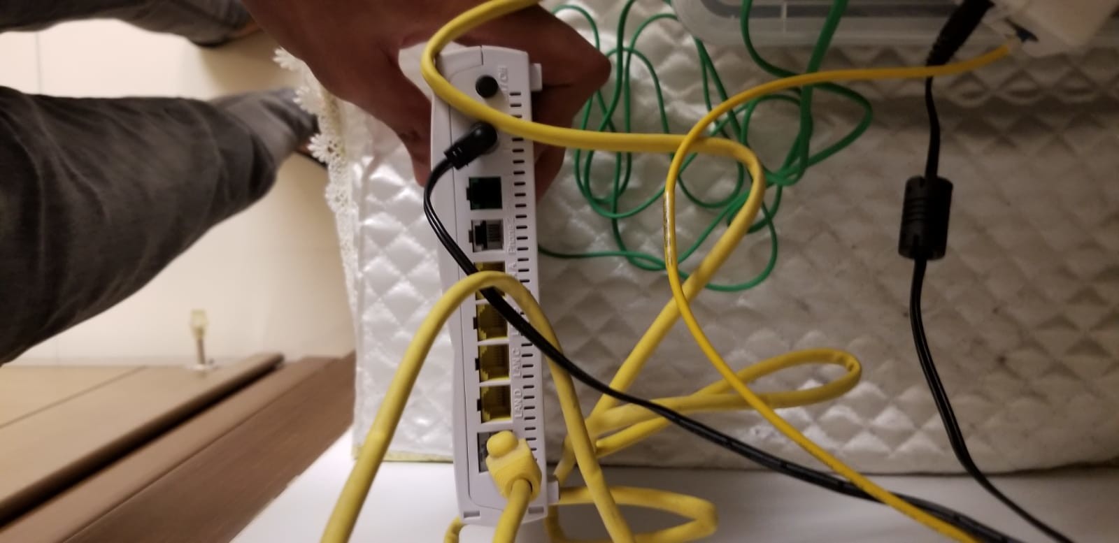 Bir rapor yaz tiyatro dolandırıcı  tilgin modem kablo bağlantısı sorunu