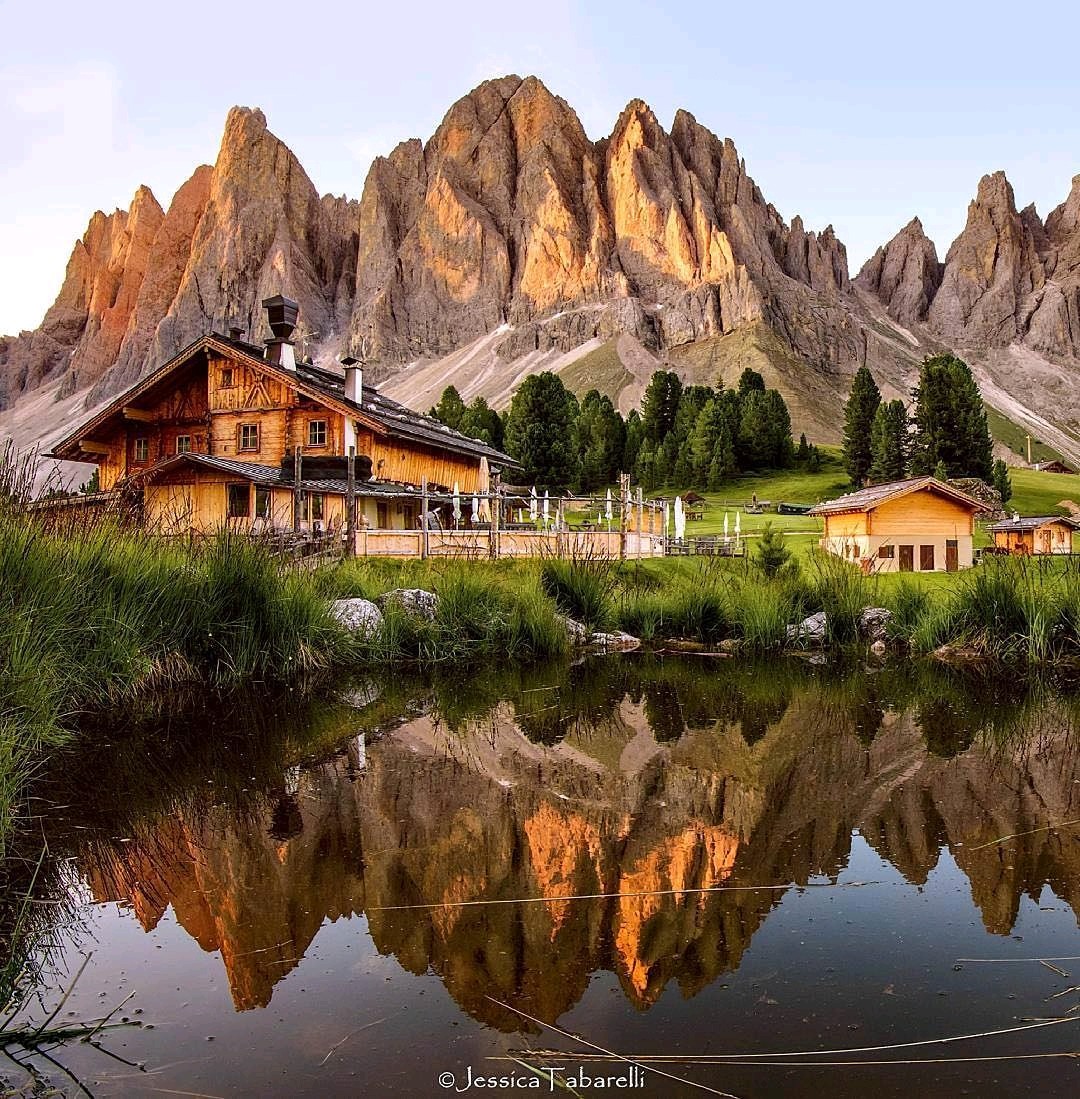 Местечко. Rifugio delle Odle Италия. Пейзажи Италии. Рифуджио. Пейзажи Италии фото.