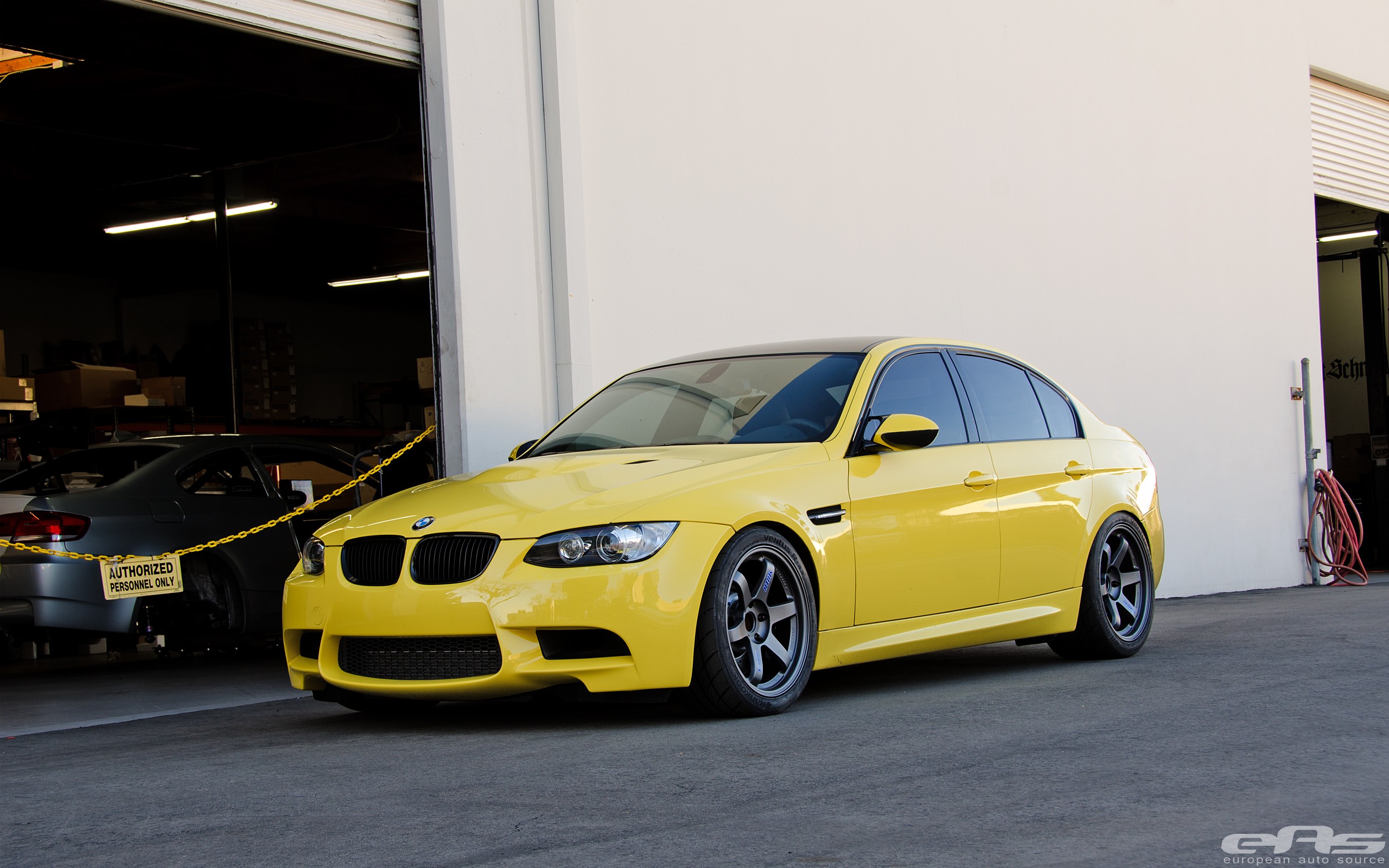 Дано 3 зеленых машин 6 желтых. E90 BMW Yellow. БМВ м5 e90. BMW m3 IV (e90). Желтая BMW e90.