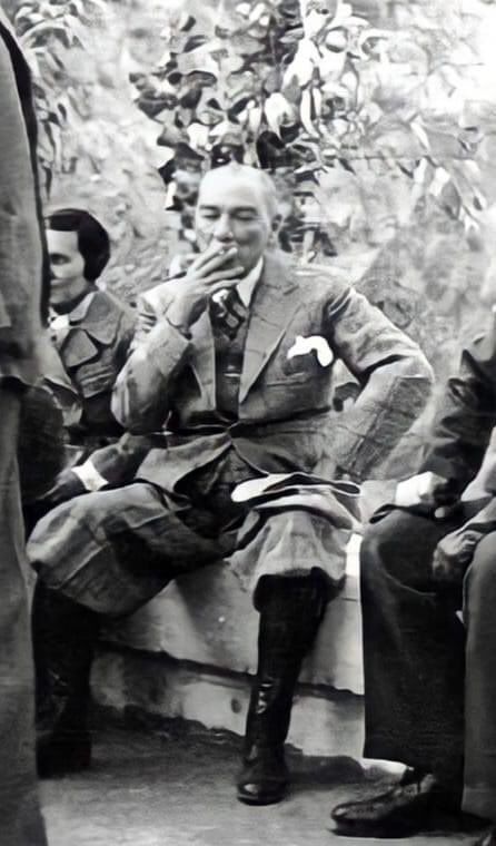 16 Kasım 1937’de Singeç Köprüsü’nü açan Atatürk, bu fotoğrafı’nın alınmasını özellikle istemiş. Sabiha Gökçen sebebini sorunca ona şöyle cevap vermiş: “Kızım, asiler bir köprü yakarak isyan başlattılar, ben de bir sigara yakarak bitiriyorum.