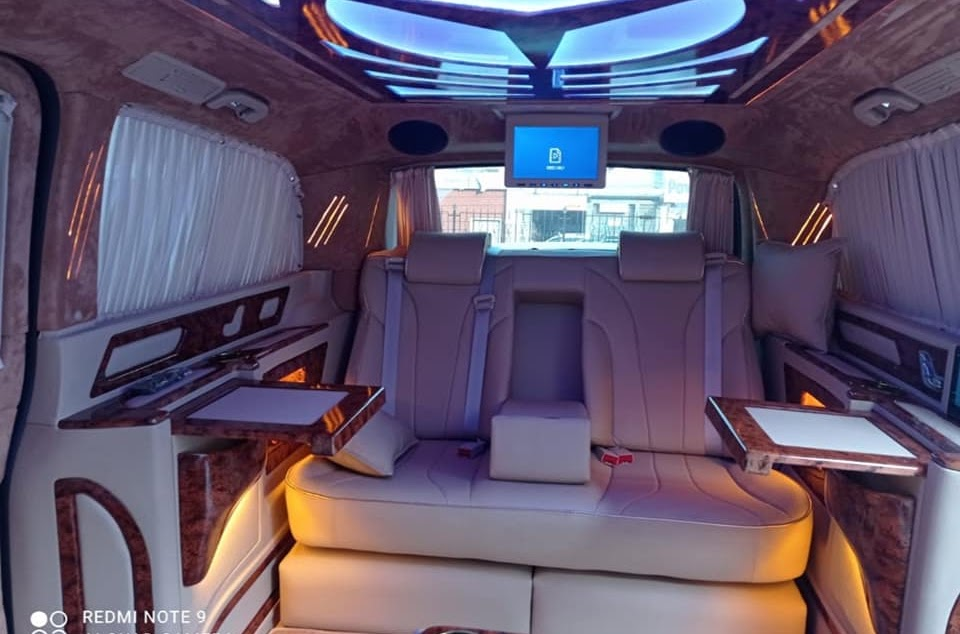 VIP araç içi masa ve ara bölme uygulaması