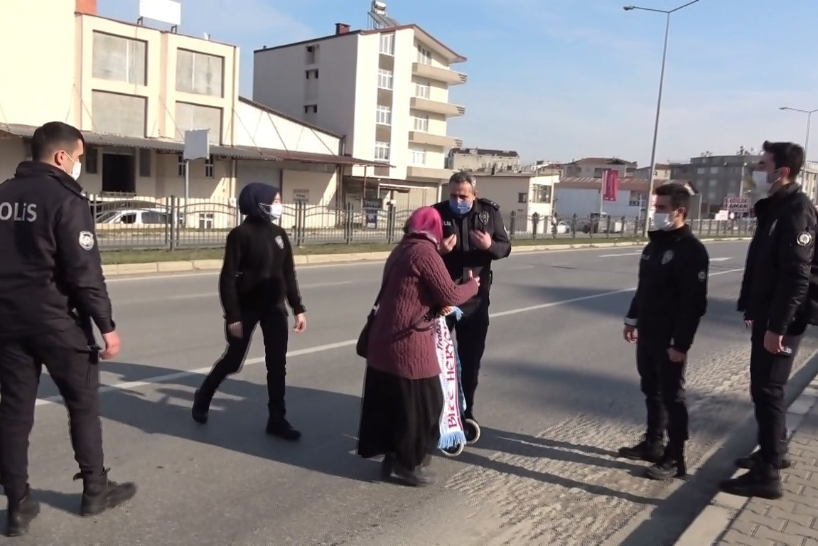 Samsun da trafiği tehlikeye düşüren kadın polise zor anlar yaşattı ASAYİŞ Samsun Hedef Halk