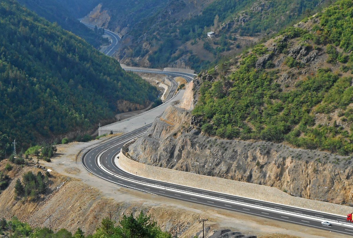 Дорога турция город. Красивая дорога в Турции. Автотрассы Турции. Турция фон дорога. Разноцветная дорога Турция.