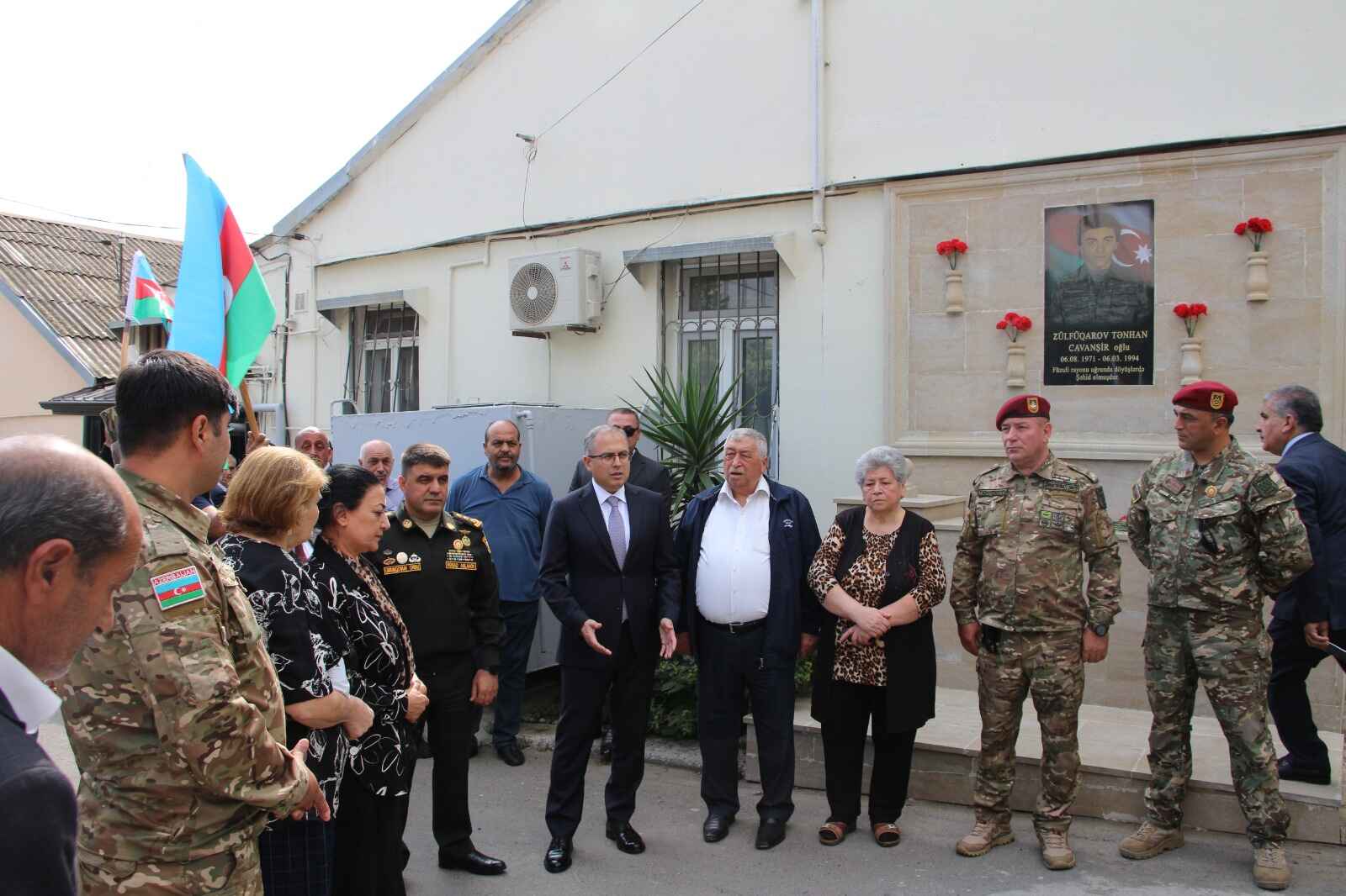 Şəhid Tənhan Zülfüqarovun xatirəsinə Badamdar qəsəbəsində xatirə lövhəsi açıldı