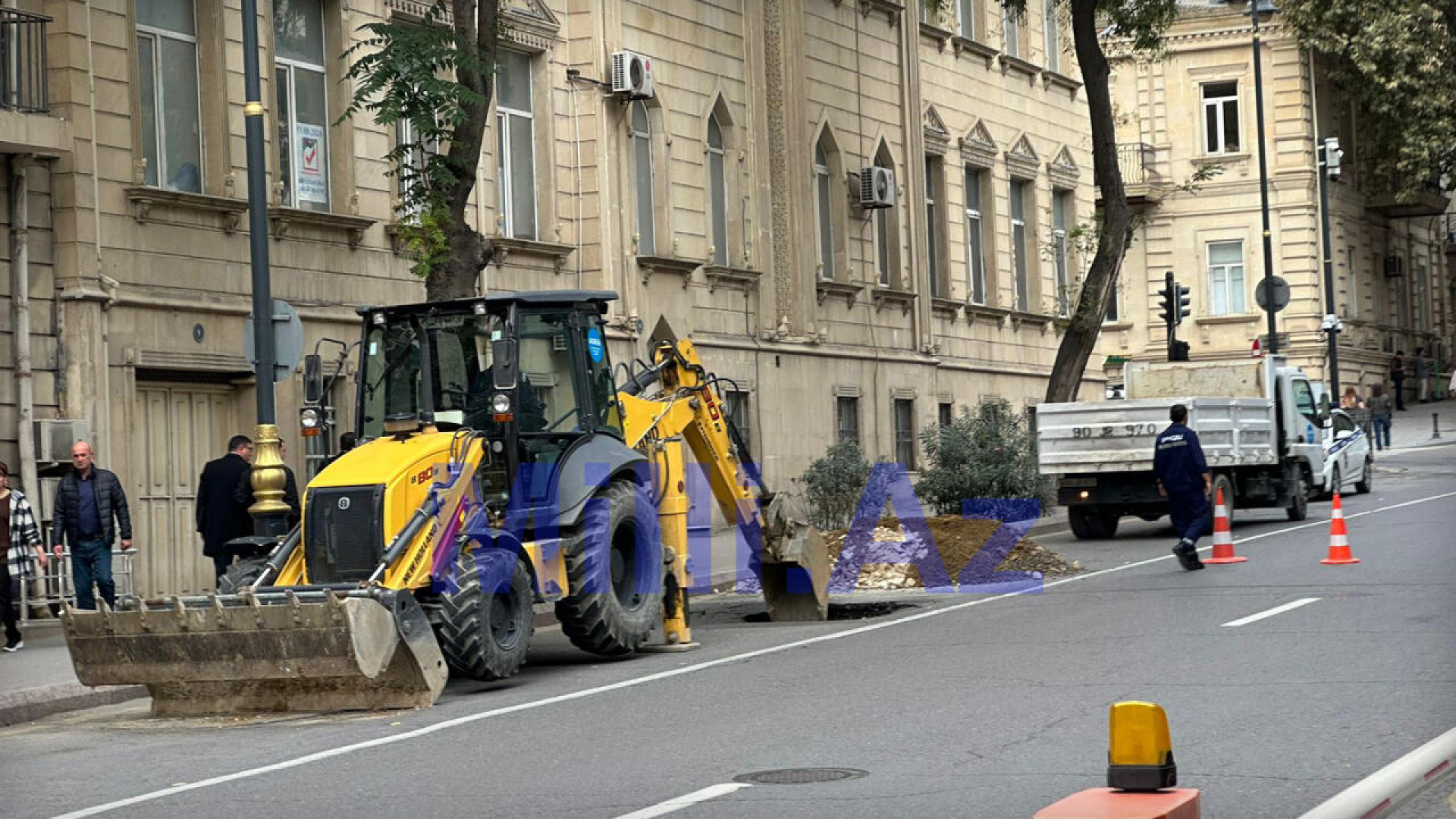 Bakının mərkəzində yol çökməsi baş verib, təmir işləri aparılır