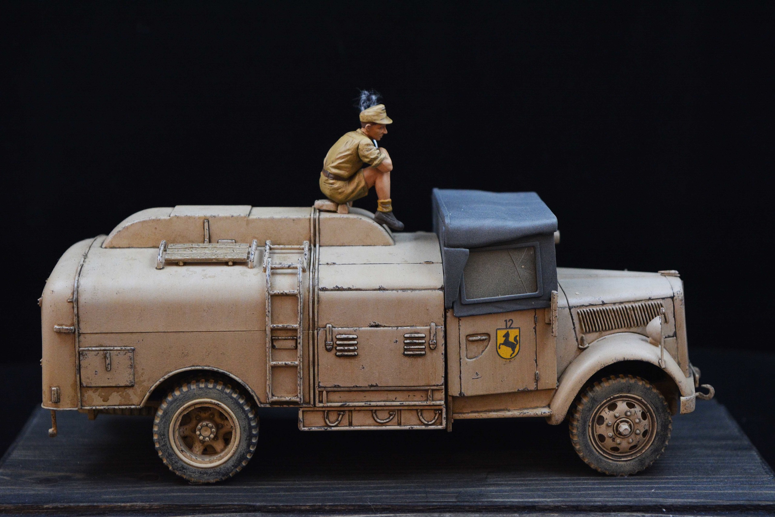 Опель вермахт. Opel Blitz KFZ.385 Tankwagen. Opel Blitz 1/35 Dragon. Opel Blitz бензовоз. Немецкий грузовик Опель блиц 1937-1944.