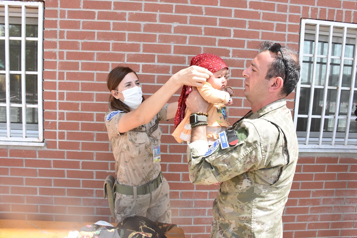 Trk askeri, Kabil'de annesinden ayr den Hadiya bebee efkat elini uzatt
