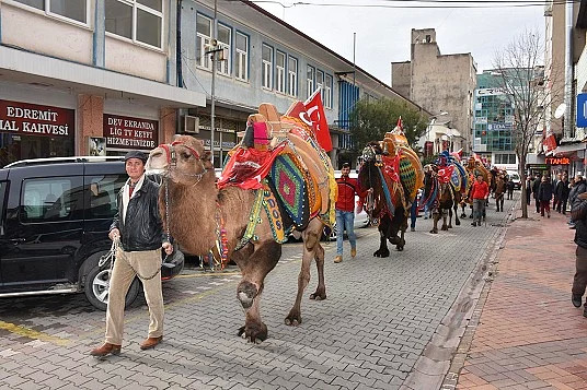  Güreşin yapılacağı il veya ilçede güreşten önce develer kortej halinde şehir merkezinde tura çıkarılır.