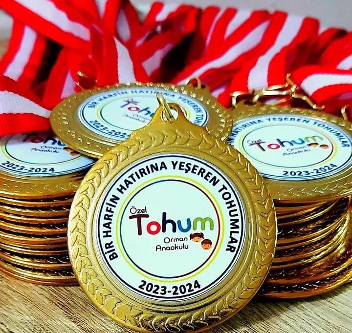 Siyah ve Altın Sarısı Kollu Cübbe