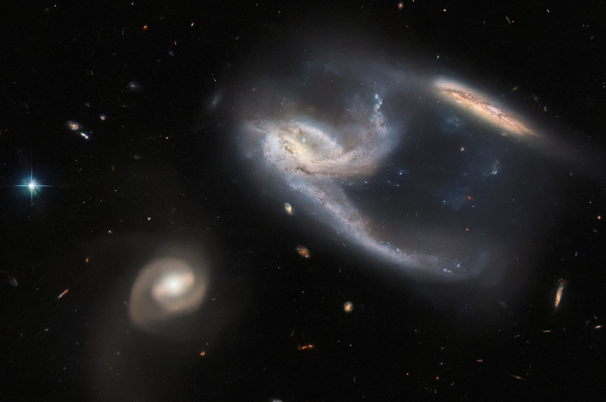 Hubble Teleskobu, Allmadk ekle Sahip 3 Galaksi Kefetti