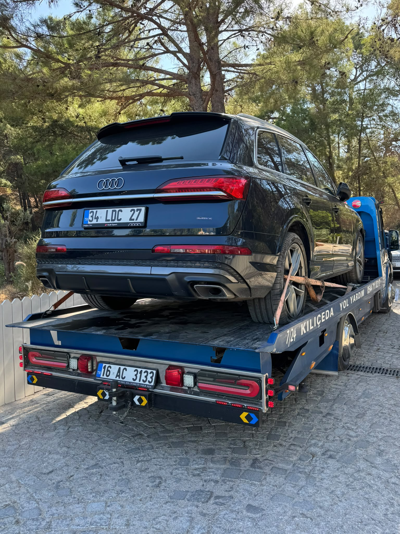 Kılıçeda çekici üzerinde taşınan otomobil
