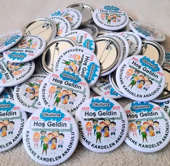Yeşil ve Beyaz Okul Tipi Cübbe