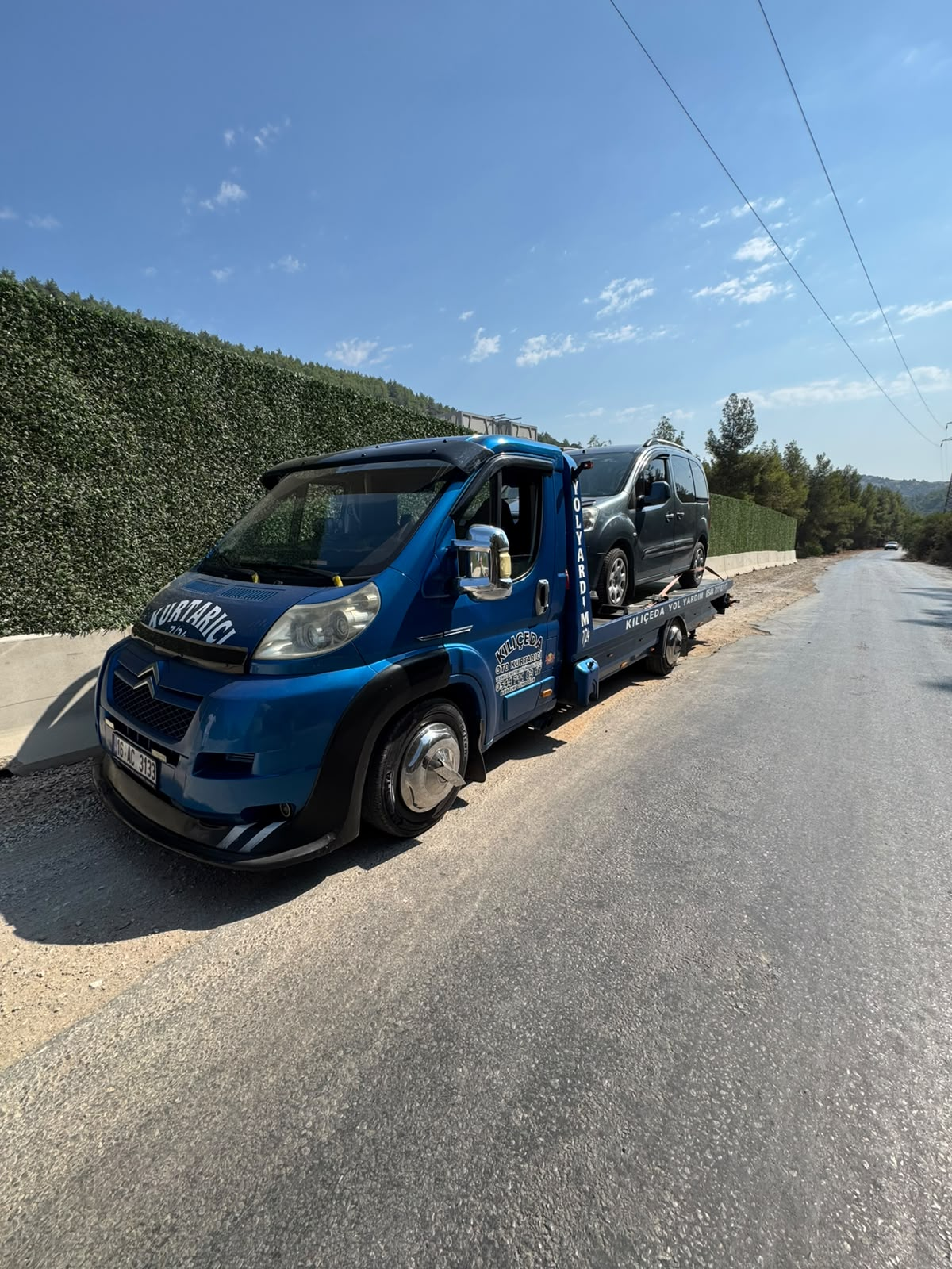 Kılıçeda çekici ile araç kurtarma çalışması